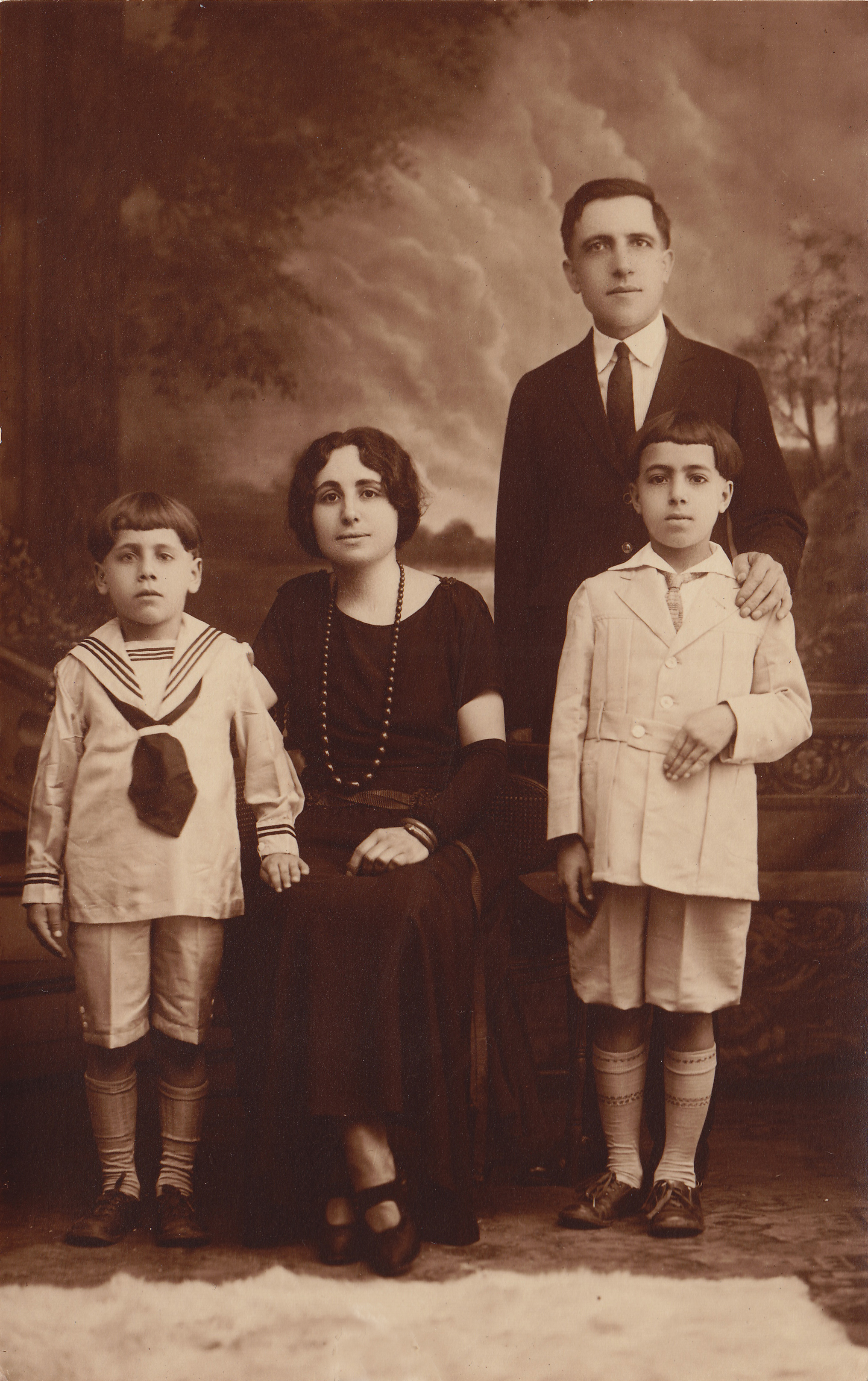Vincenzo-Manfredi-Angelina-Marino-Manfredi-Guiseppe-Francesco-Manfredi-Giovanni-Francesco-Manfredi-NYC-1922